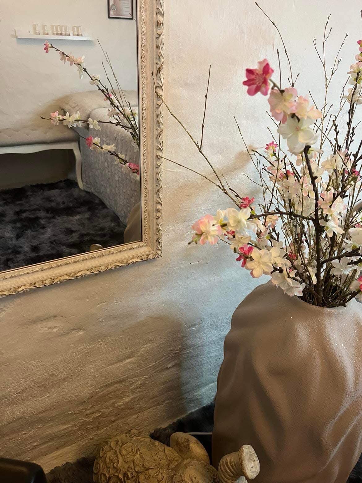 Roligt klinikrum med blomster og spejl